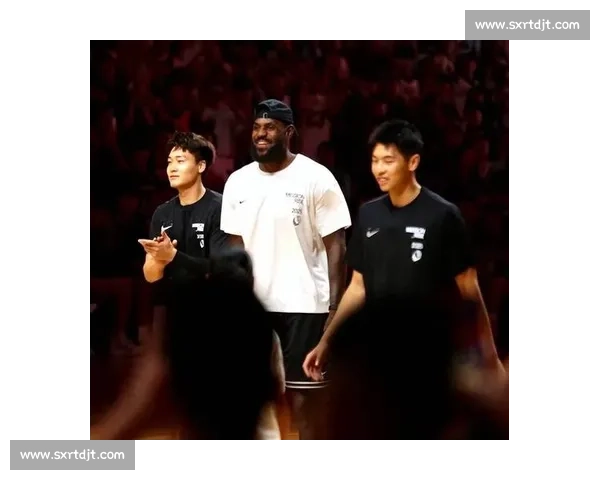 雨中同框！詹姆斯成都行大合影高清照定格 14 年等待